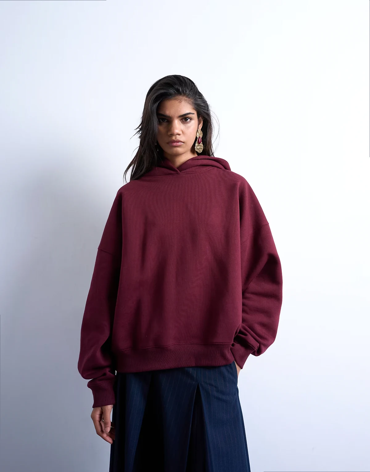 – Bordowa bluza z kapturem