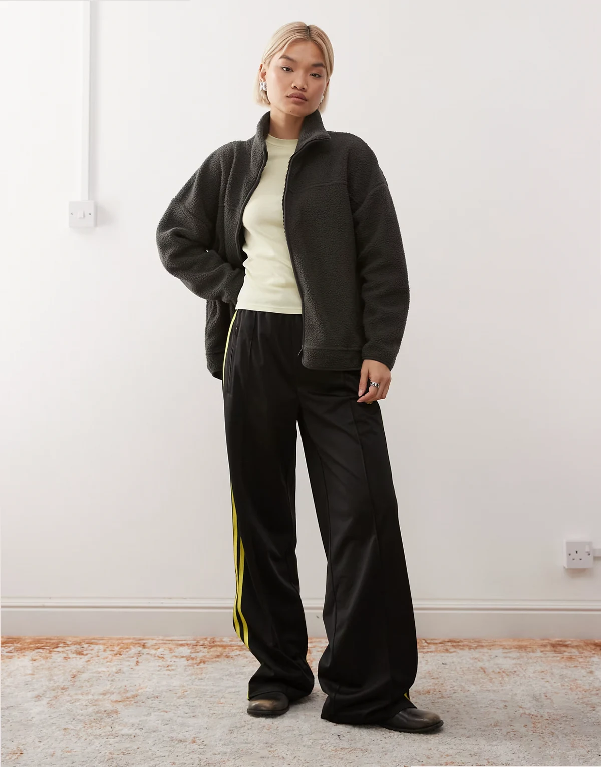 – Ciemnoszara bluza polarowa ze stójką i zapięciem na zamek