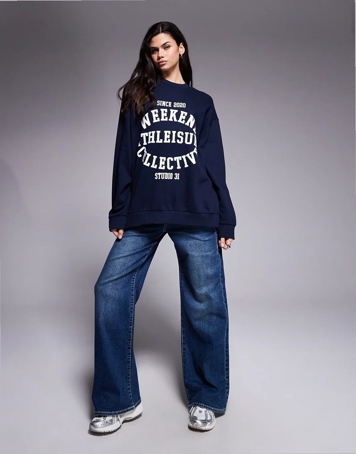 Weekend Collective – Oversize-Sweatshirt in Marineblau mit „Athleisure-Studio“-Grafik