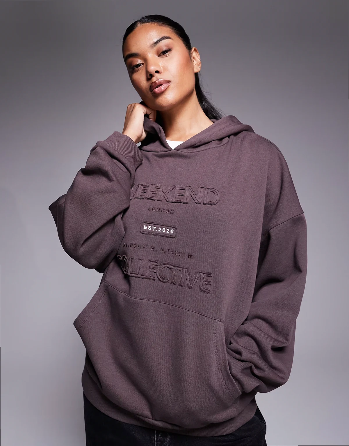 Weekend Collective – Kapuzenpullover in Schokobraun mit Grafikmotiv-Applikation