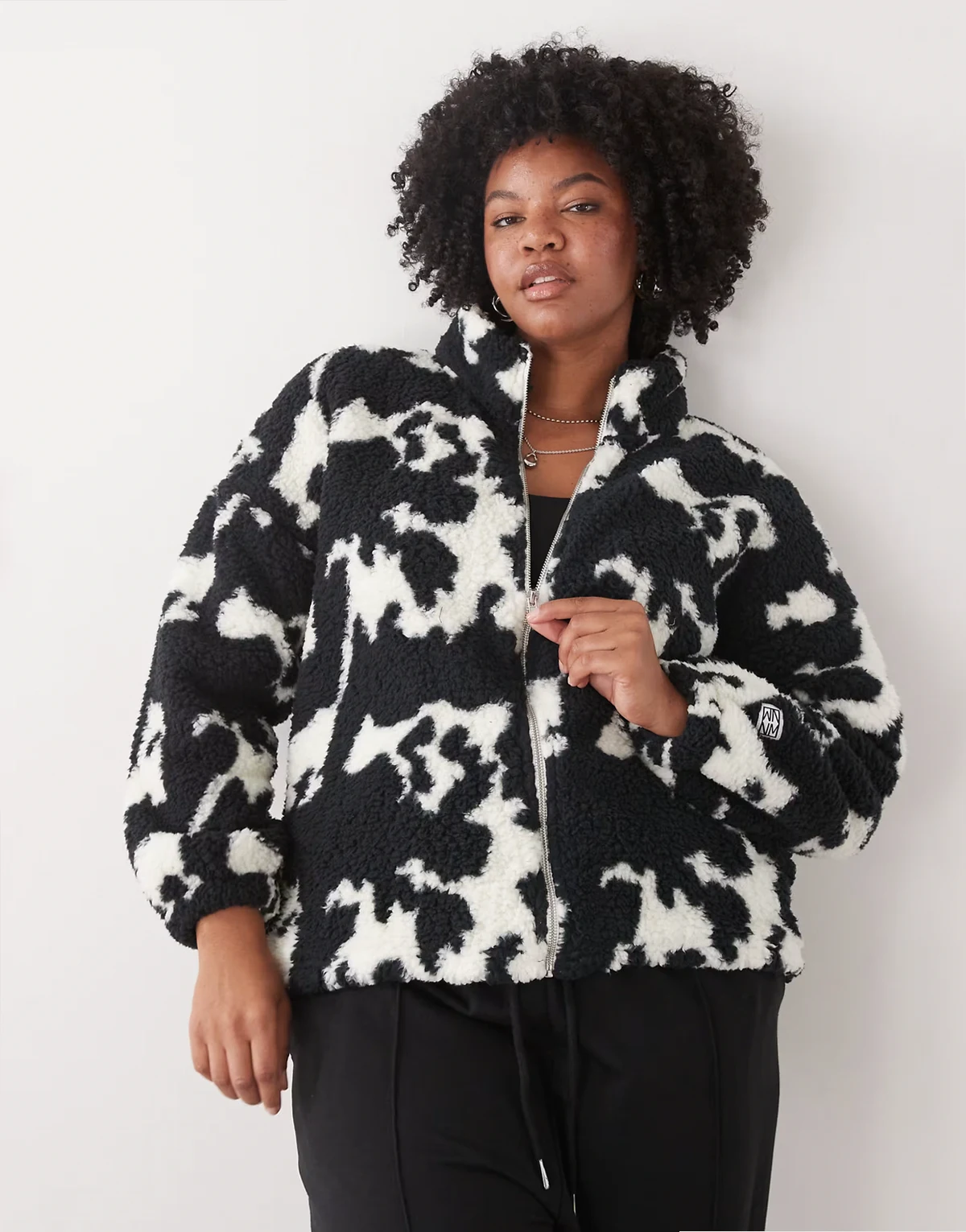 – Fleece-Jacke mit Kuhmuster in Schwarz und Weiß und Reißverschluss
