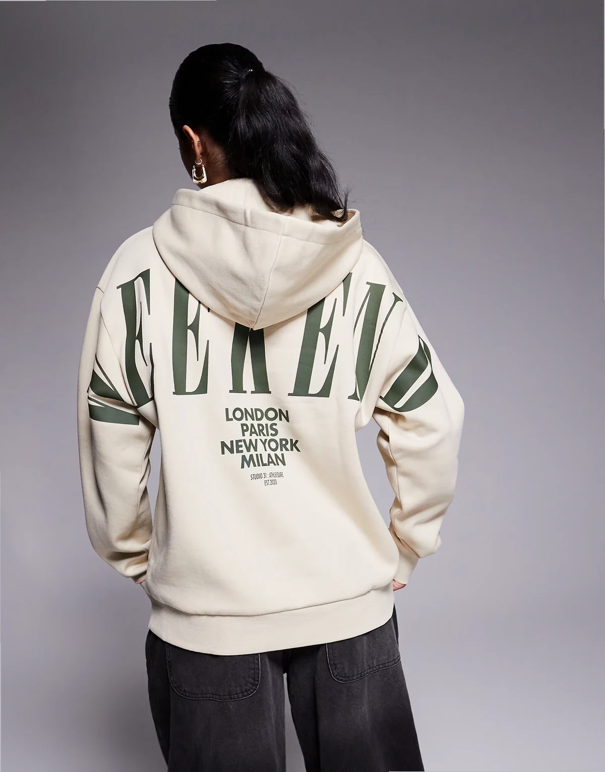 Weekend Collective – Oversize-Kapuzenpullover in Steinbeige mit Stapel-Logo auf dem Rücken