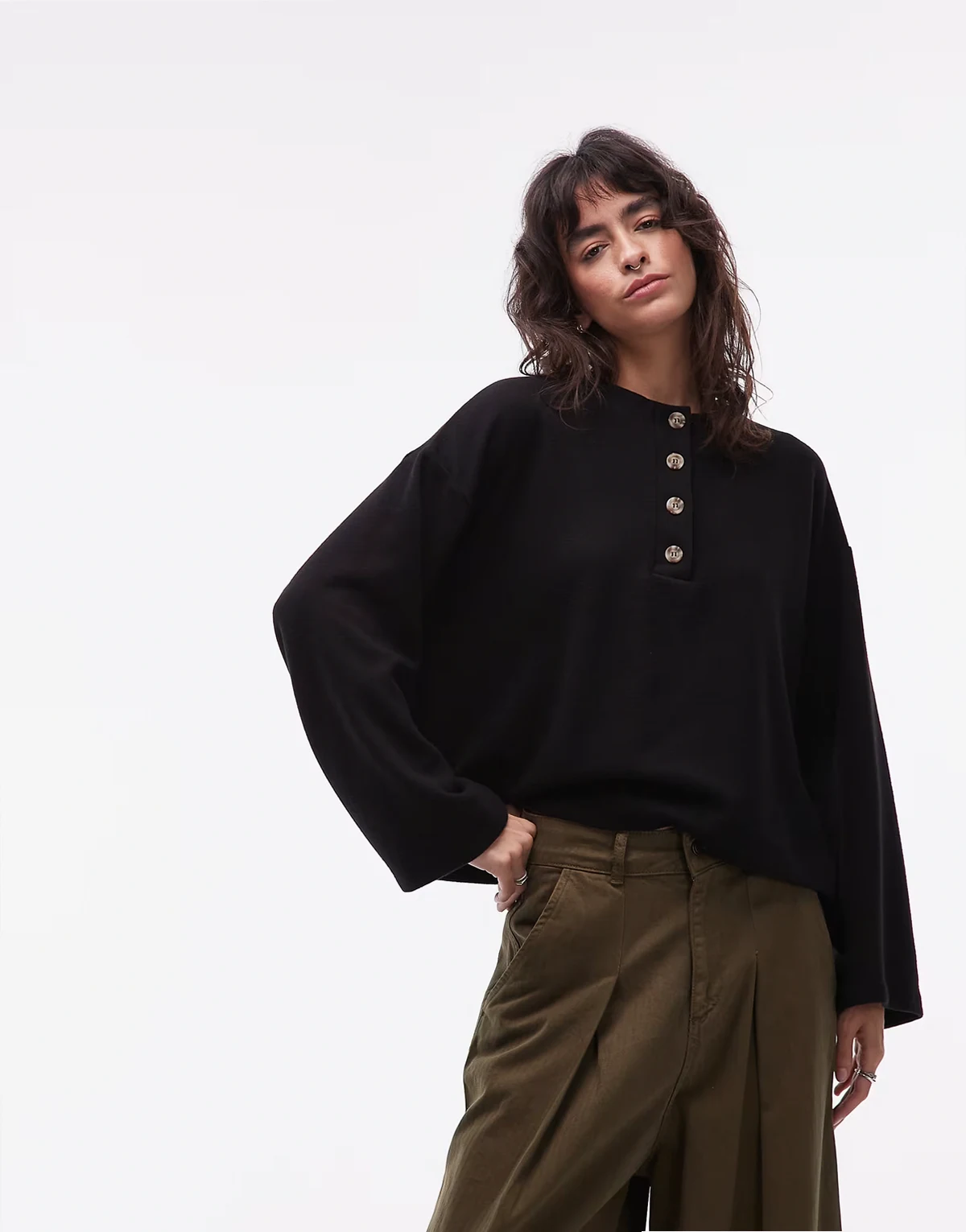 – Superweiches Henley-Oberteil in Schwarz mit Oversize-Schnitt