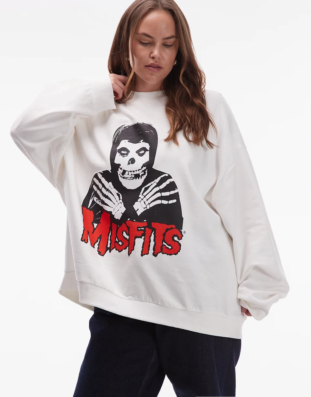 ASOS DESIGN Curve – Oversize-Sweatshirt in Cremeweiß mit „Misfits“-Bandprint