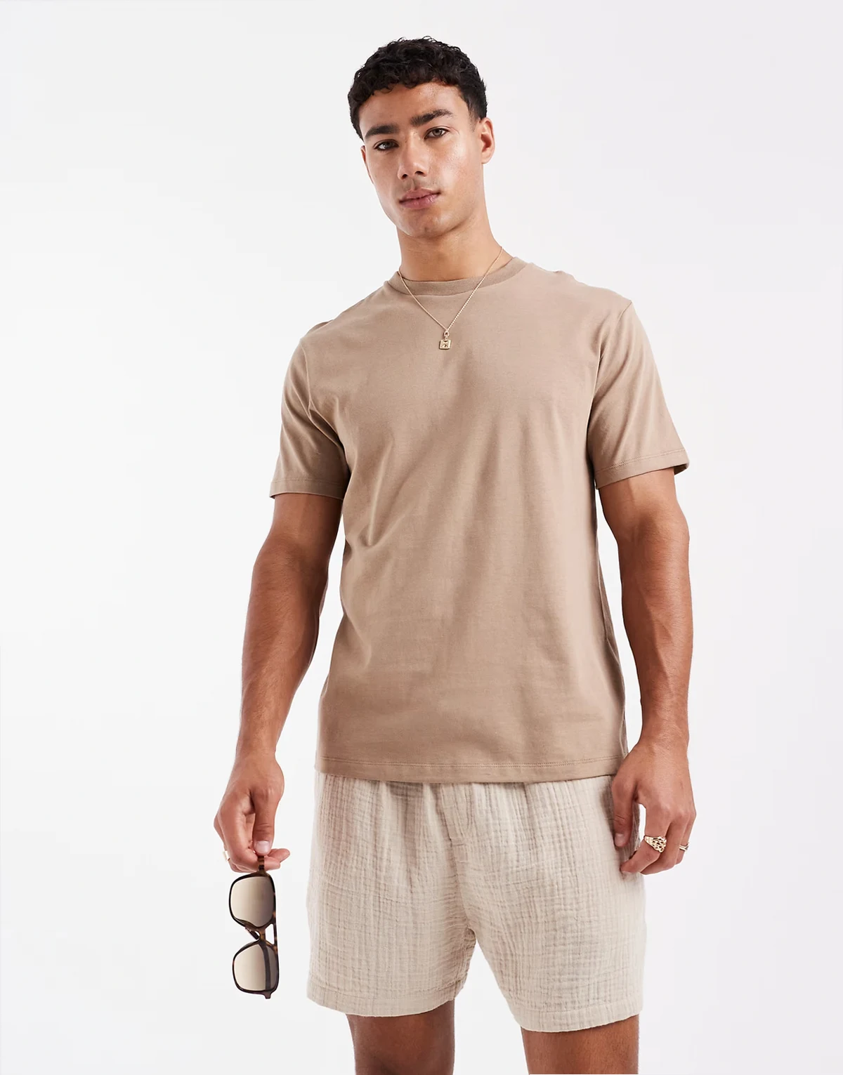 – Basic – Szarobeżowy T-shirt z okrągłym dekoltem