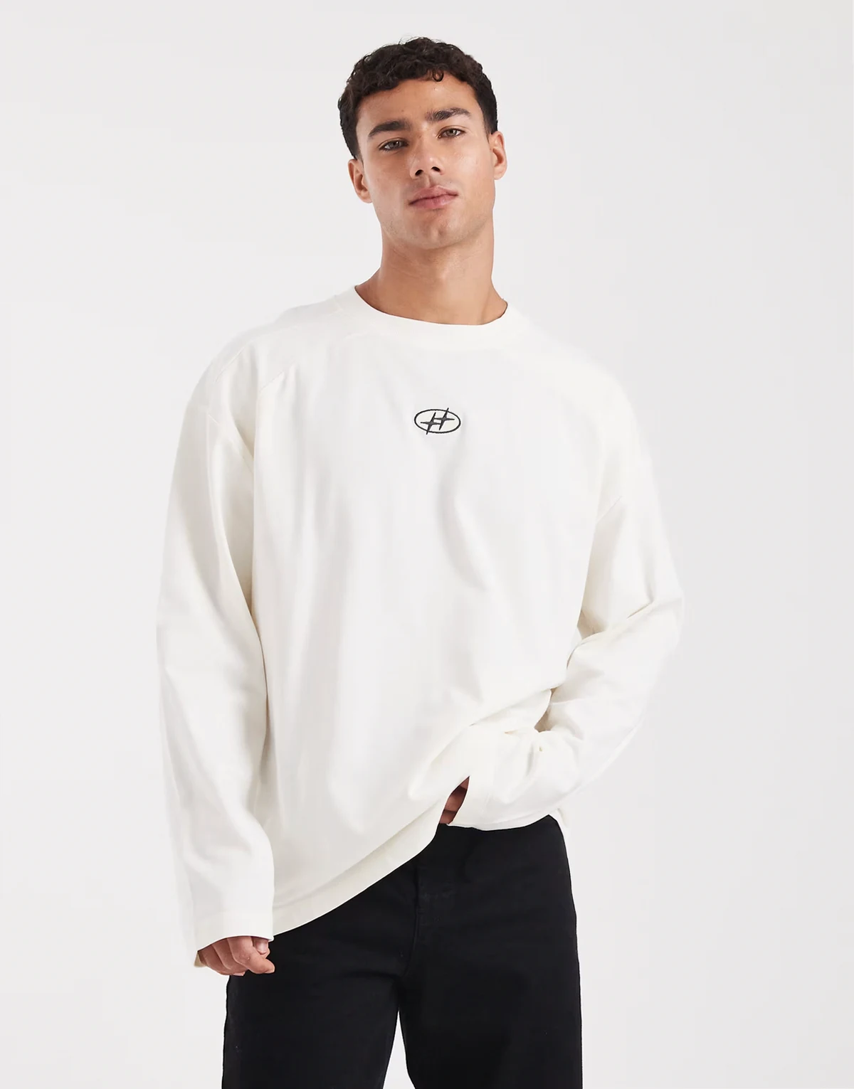 – Gruby kremowy T-shirt oversize z długim rękawem i naszywką na piersi