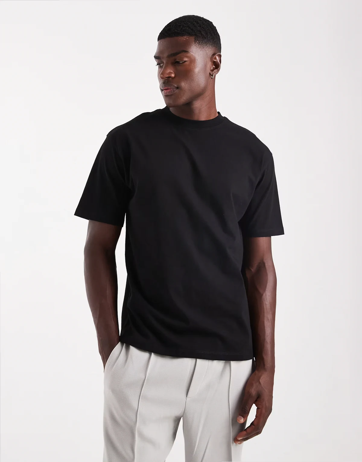– Basic – Czarny T-shirt o luźnym kroju z okrągłym dekoltem