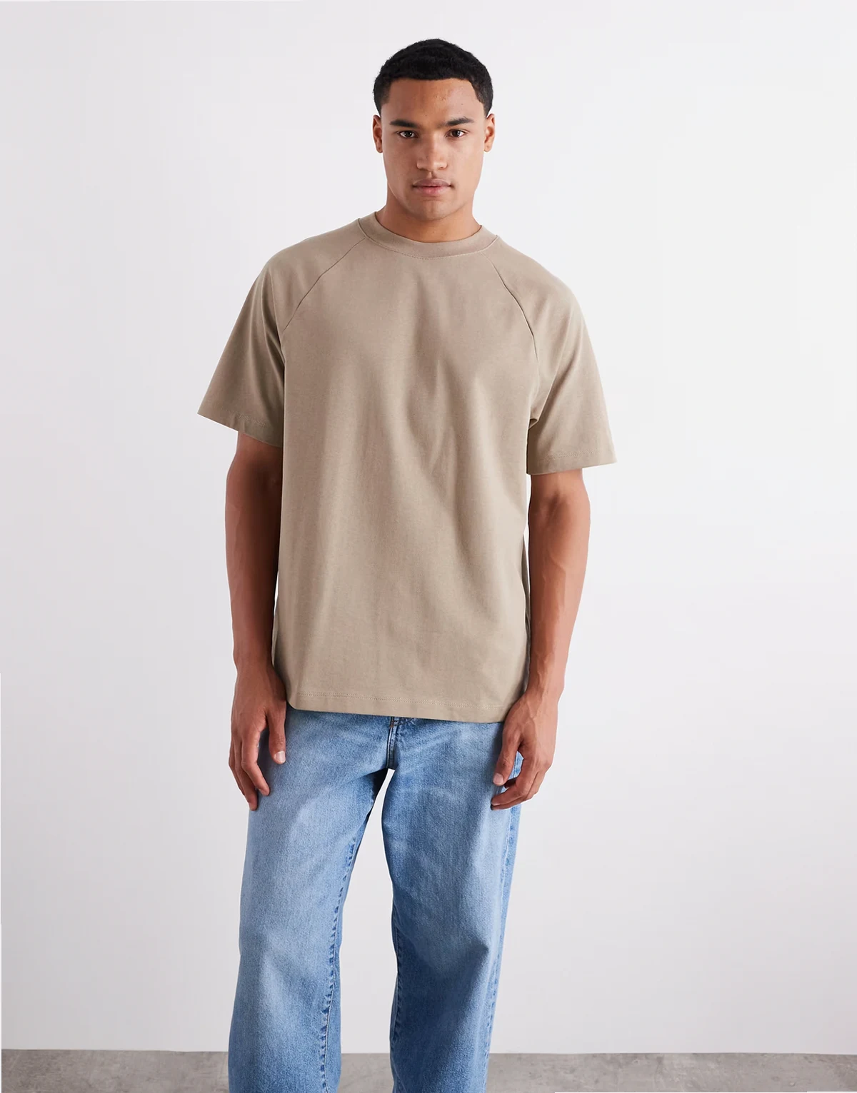 – Gruby T-shirt o gramaturze 240 g/m² w kolorze szarego beżu o luźnym kroju z raglanowymi rękawami