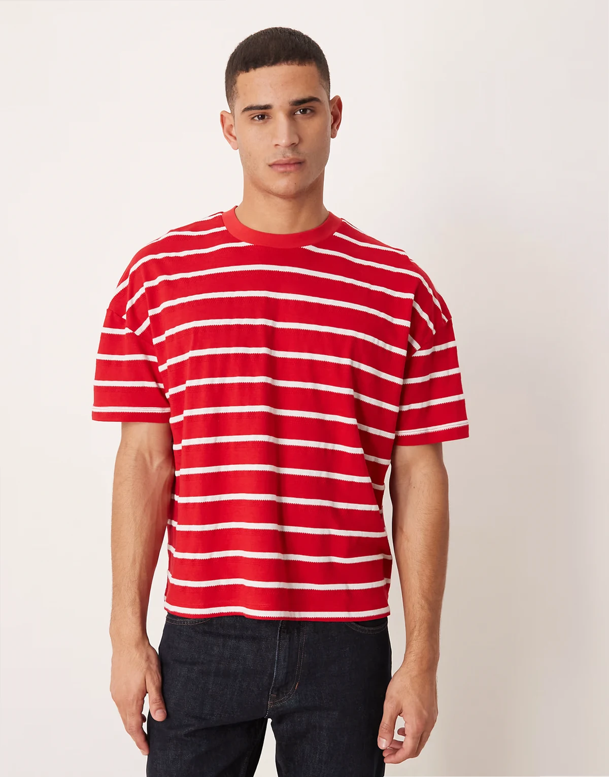 – Dzianinowy T-shirt oversize o pudełkowym kroju z obniżoną linią ramion w czerwono-białe paski