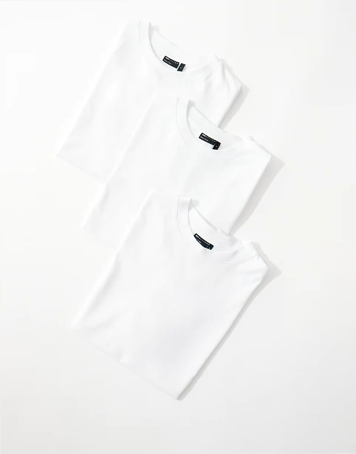 – Zestaw 3 białych T-shirtów o luźnym kroju, z okrągłym dekoltem