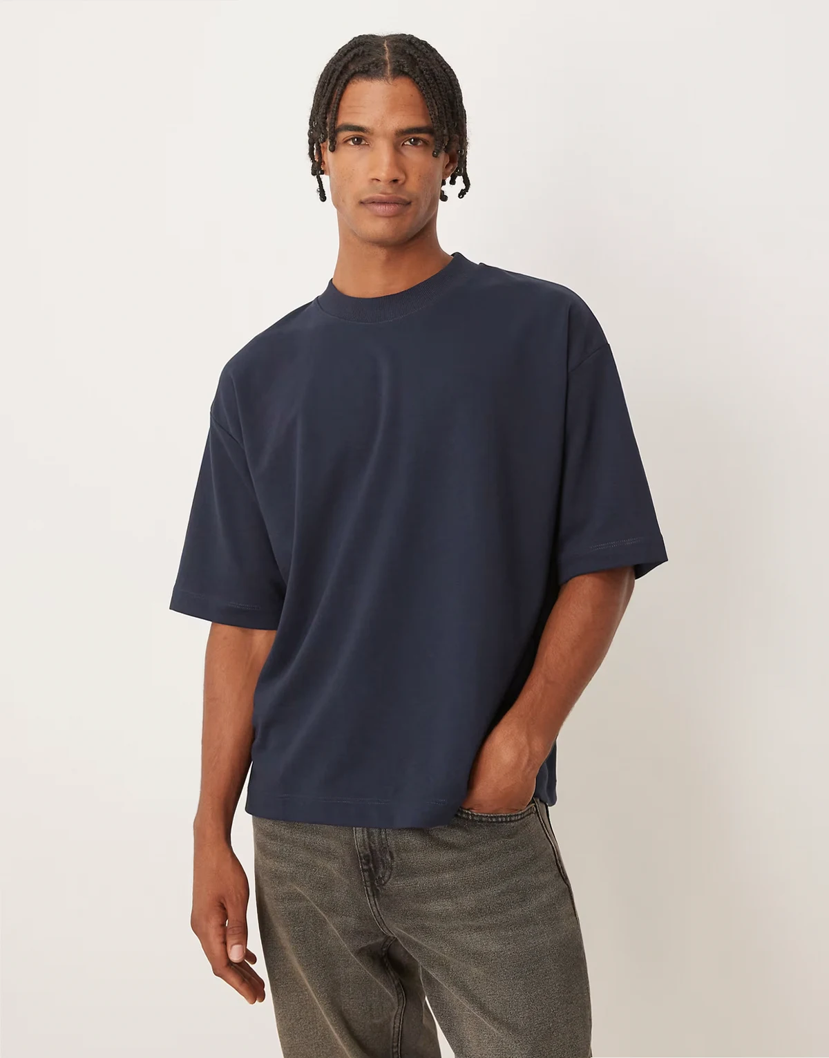 – Granatowy gruby i miękki T-shirt oversize o pudełkowym kroju
