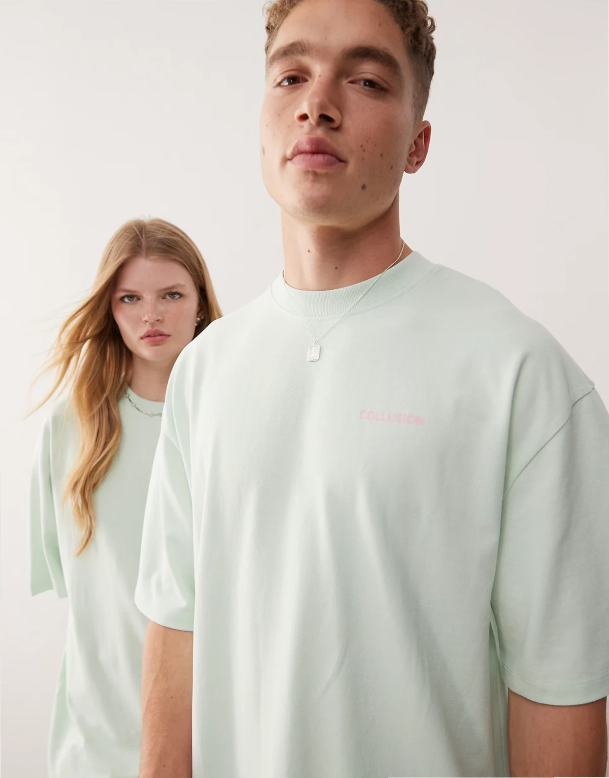 Unisex t-shirt in green with pink back print