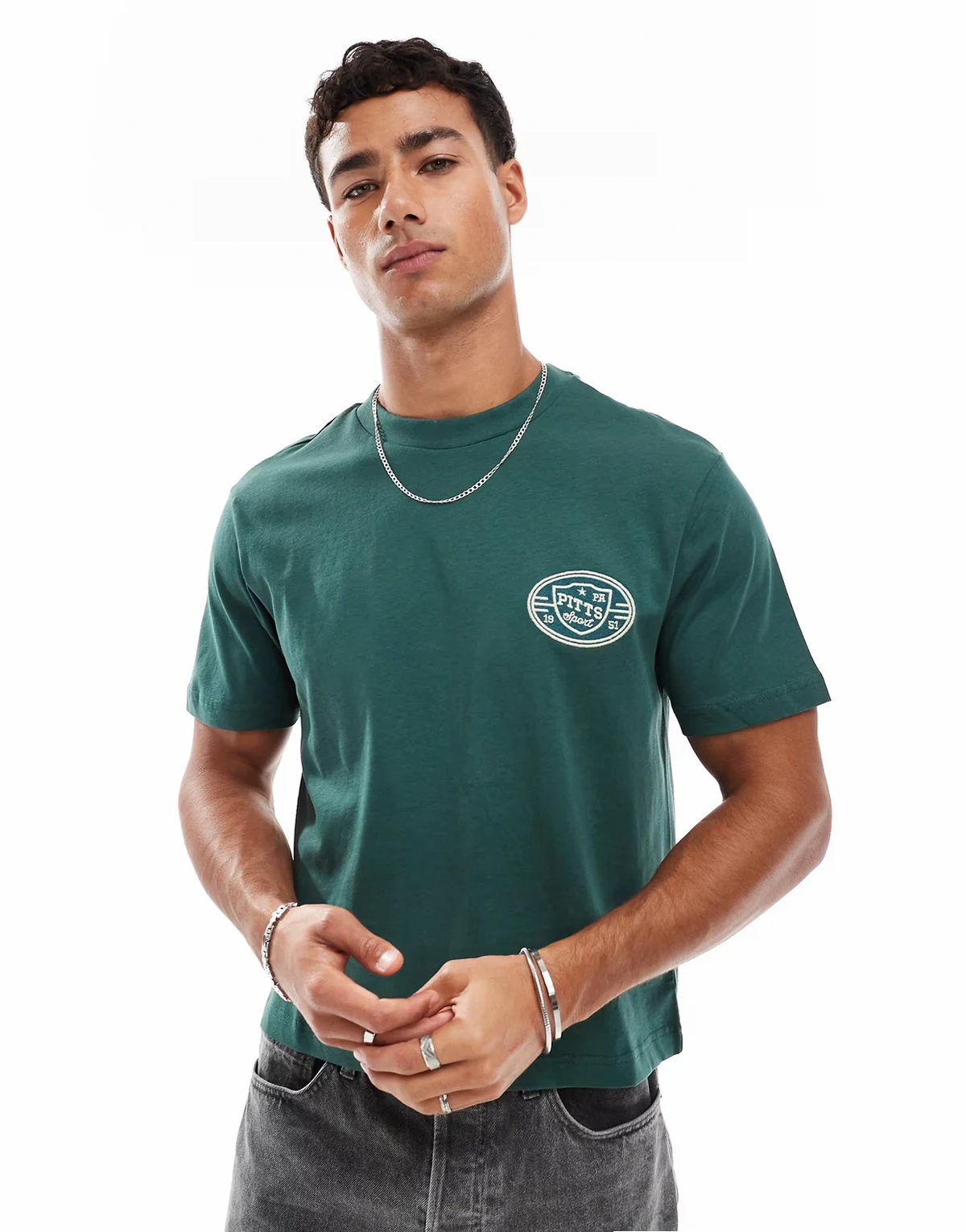 – Zielony T-shirt o krótkim fasonie ze sportowym haftowanym wzorem