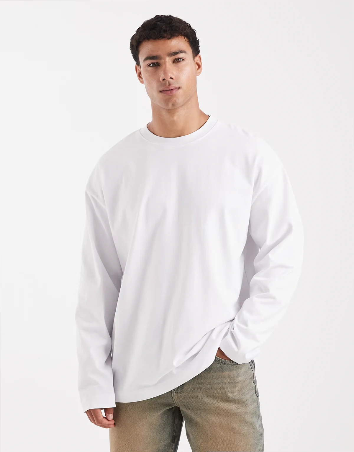 – Gruby biały T-shirt oversize z długim rękawem