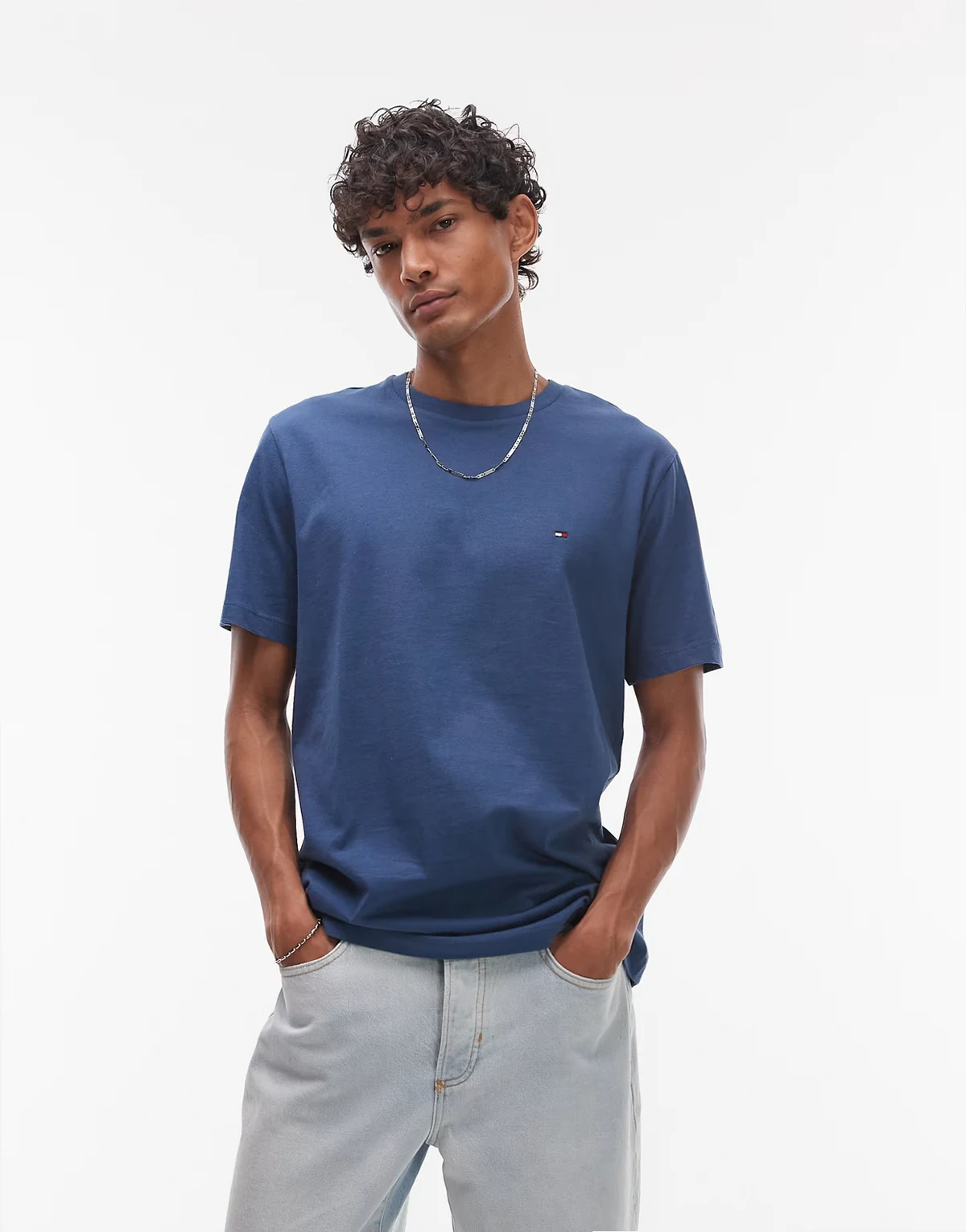 Essential – Niebieski T-shirt o regularnym kroju