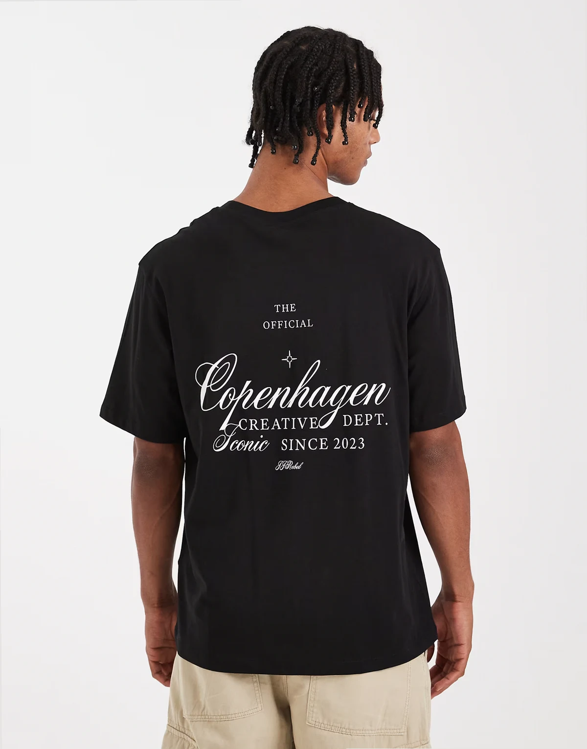 – Czarny T-shirt z nadrukiem na plecach