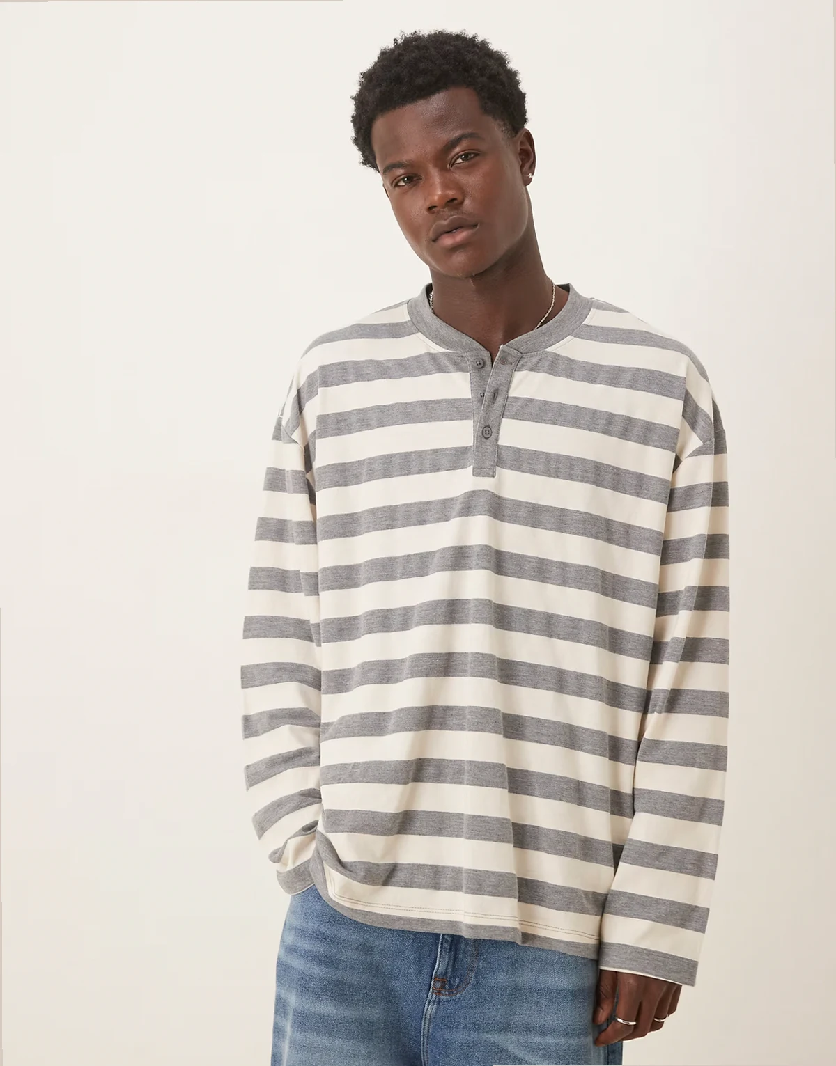 – Gruby T-shirt oversize z długimi rękawami i kołnierzykiem typu henley w szare paski