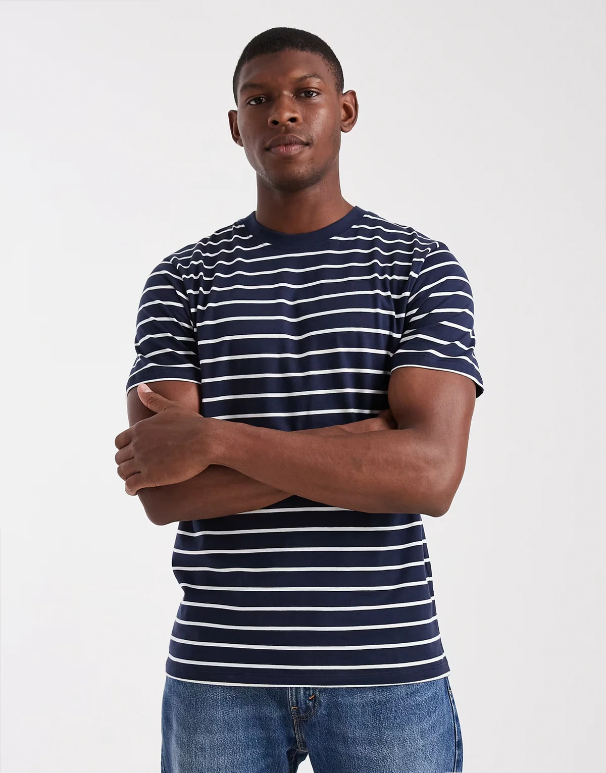 – Granatowo-biały T-shirt w paski