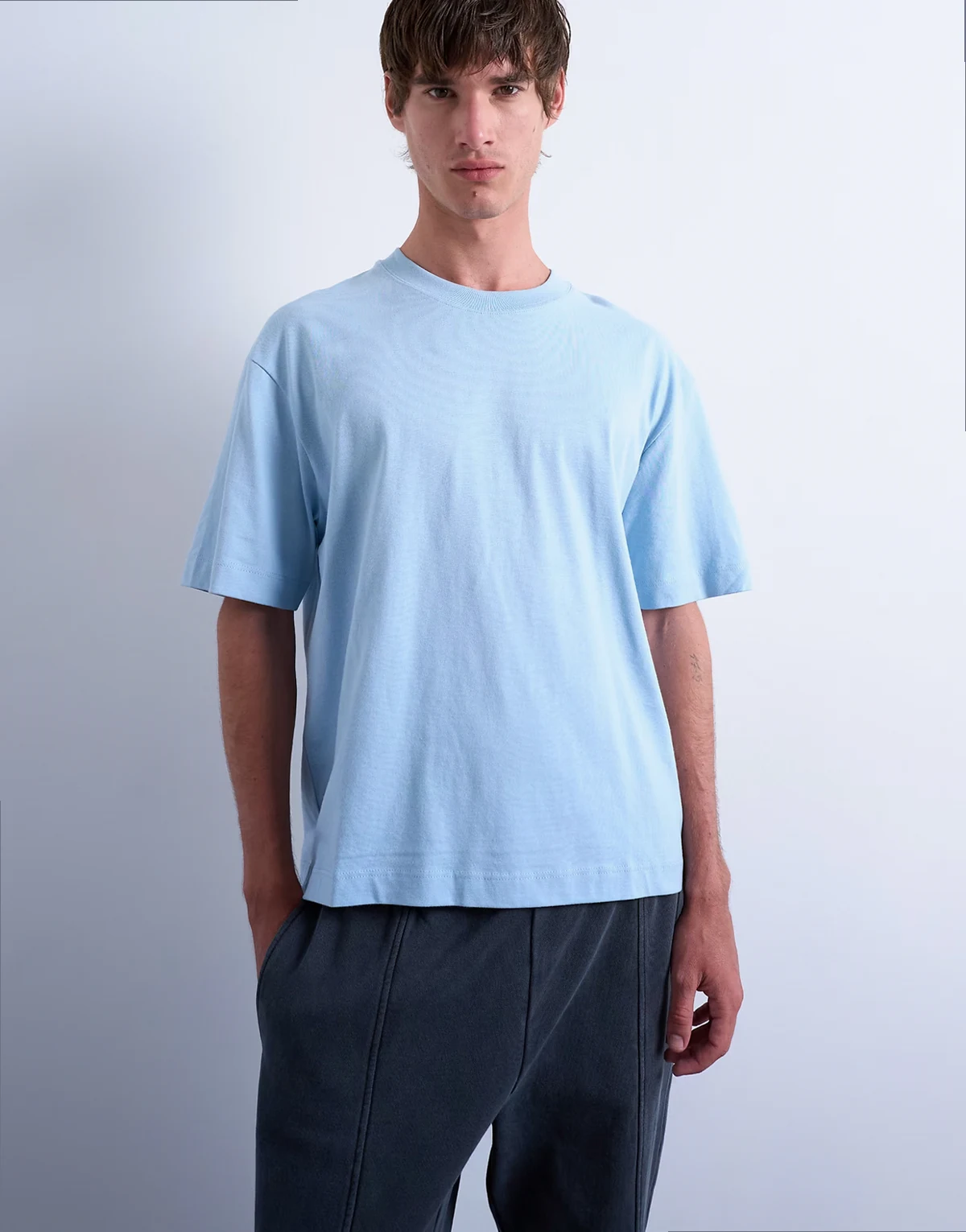 – Jasnoniebieski T-shirt o krótkim kroju