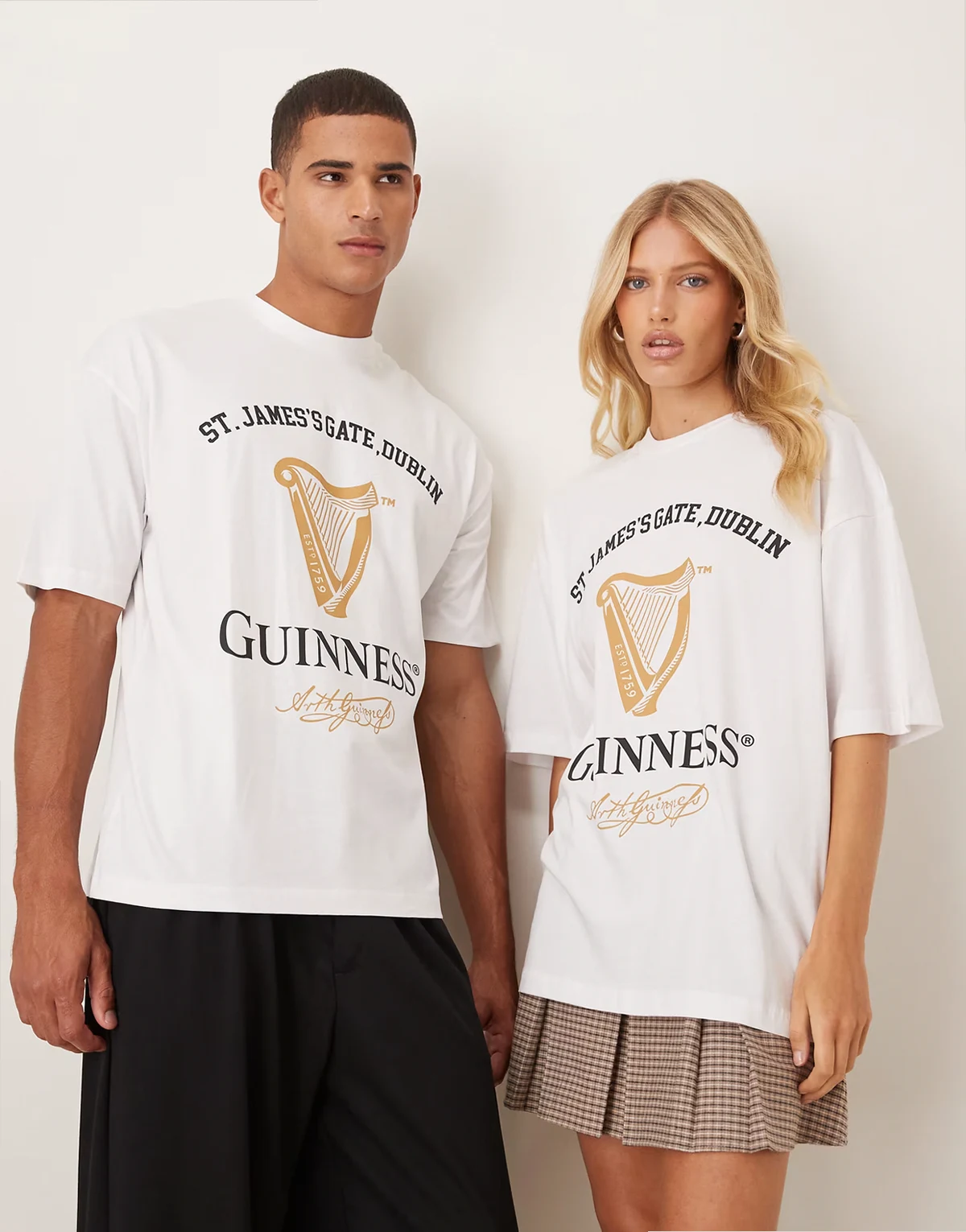 – Biały T-shirt unisex oversize z nadrukiem Guinness