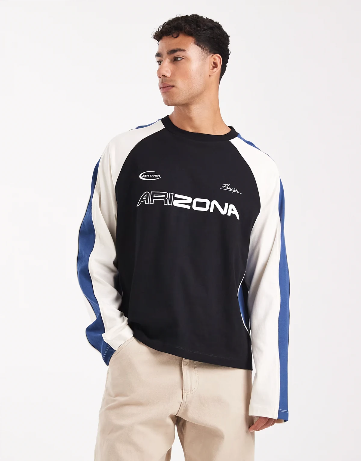 – Czarny T-shirt oversize o pudełkowym kroju z długimi rękawami i kontrastowymi wstawkami ze sportową grafiką