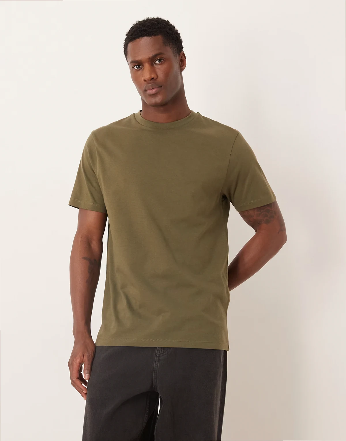 – T-shirt o regularnym kroju z okrągłym dekoltem w kolorze khaki