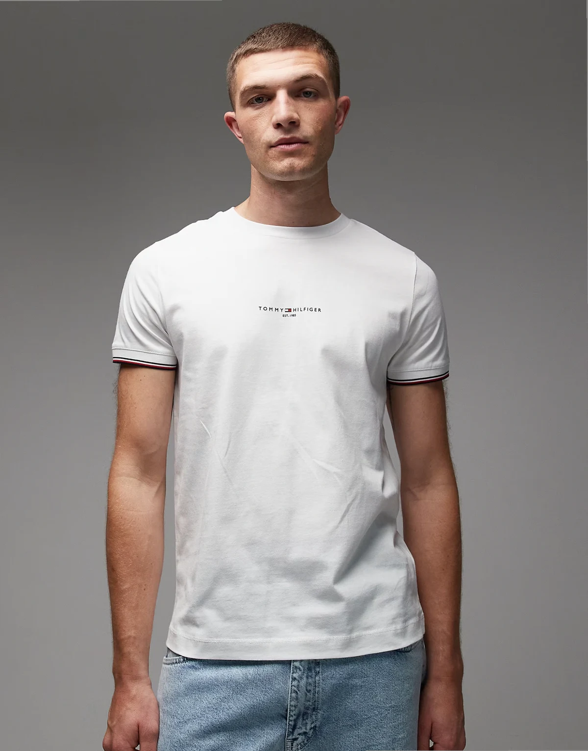 – Biały T-shirt z kontrastowym wykończeniem i logo