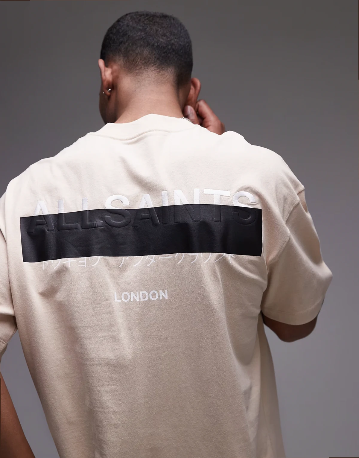 – Redact – Bladobrązowy T-shirt oversize z haftowanym logo