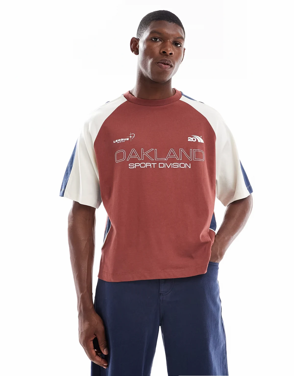 – Bordowy pudełkowy T-shirt oversize z łączonych elementów ze sportową grafiką
