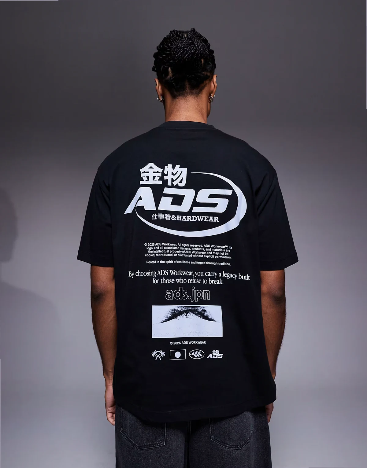 – Czarny T-shirt o luźnym kroju z grafiką w ulicznym stylu