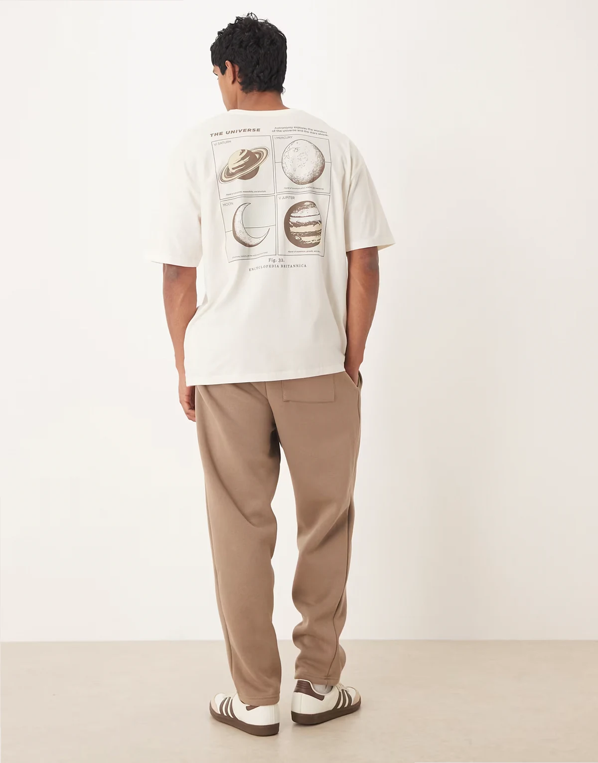 – Kremowy T-shirt oversize z astrologiczną grafiką