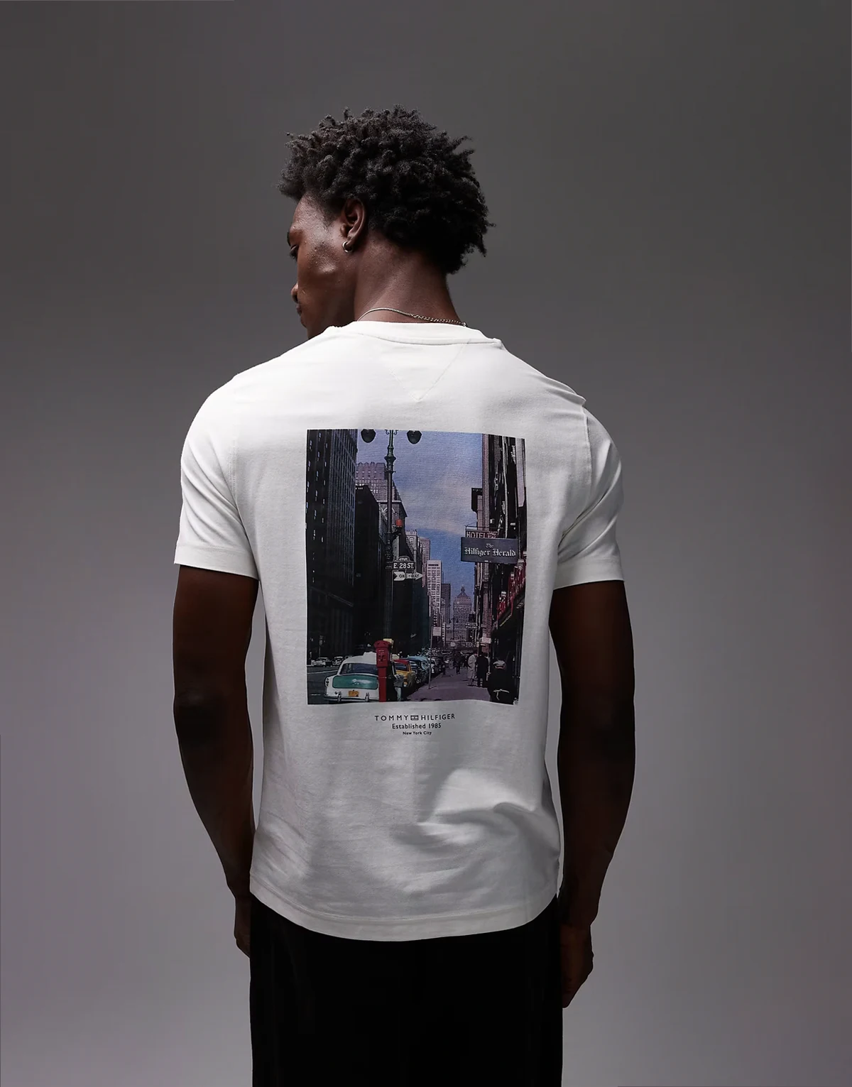 – T-shirt o pudełkowym kroju w kolorze złamanej bieli z logo i grafiką