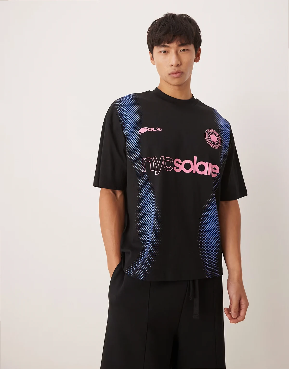 – Czarny T-shirt oversize o pudełkowym kroju ze sportowym nadrukiem