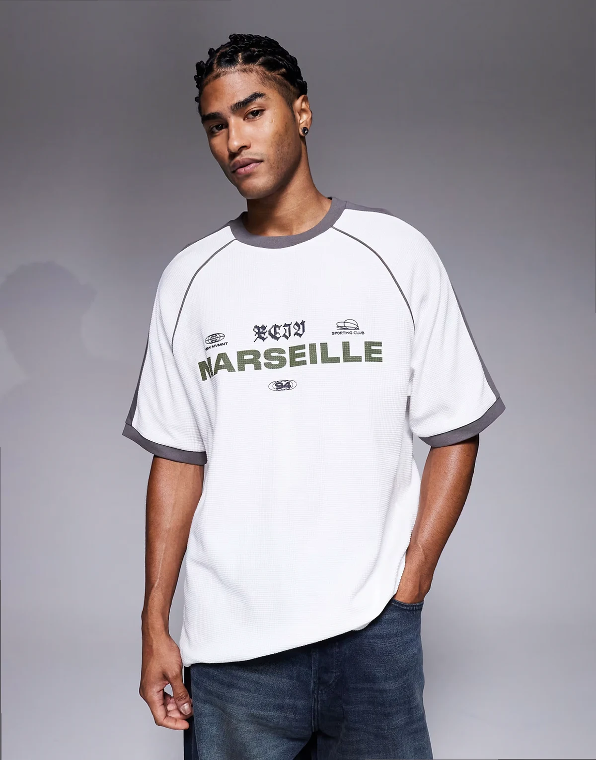 – Gruby raglanowy biały T-shirt oversize o waflowej fakturze z grafiką z nazwą miasta i lamówkami