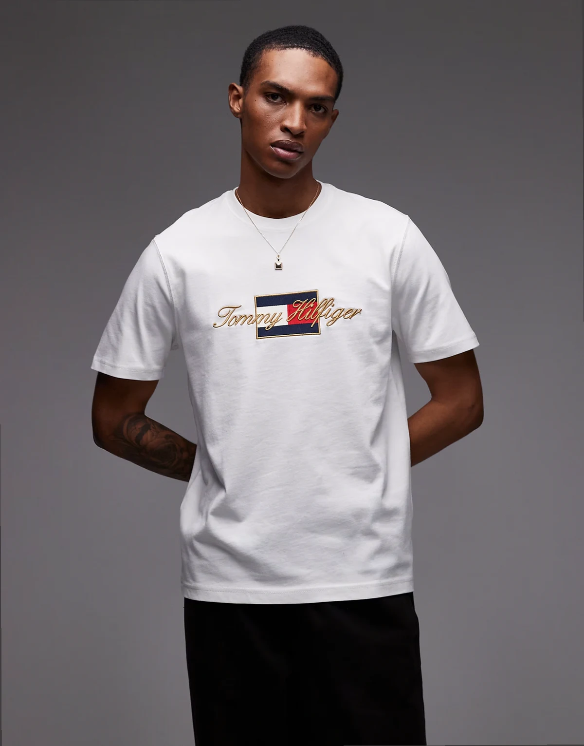 – Biały T-shirt z nadrukiem z flagą i złotymi detalami