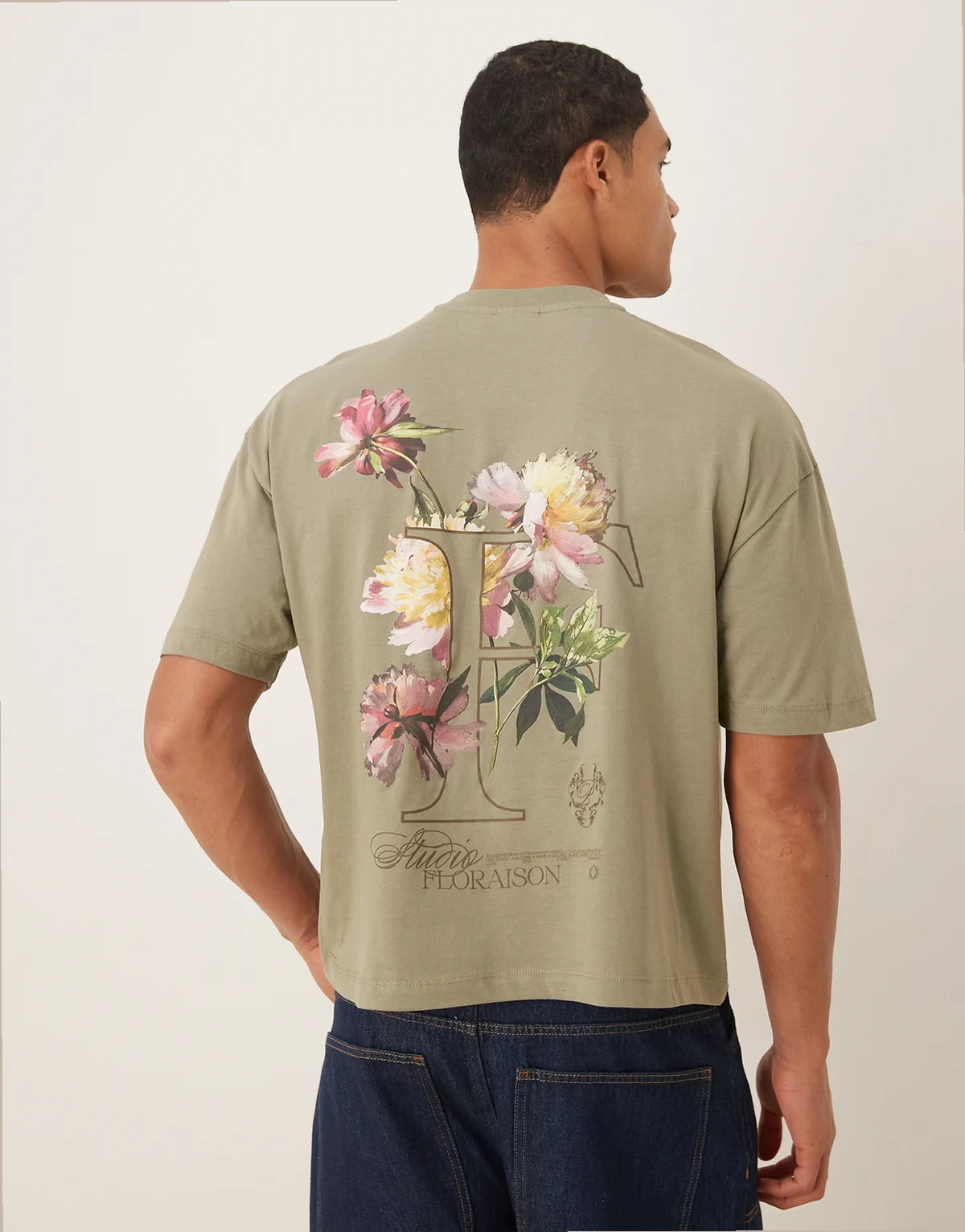 – Pudełkowy T-shirt oversize w jasnym odcieniu khaki z kwiatową grafiką z napisami