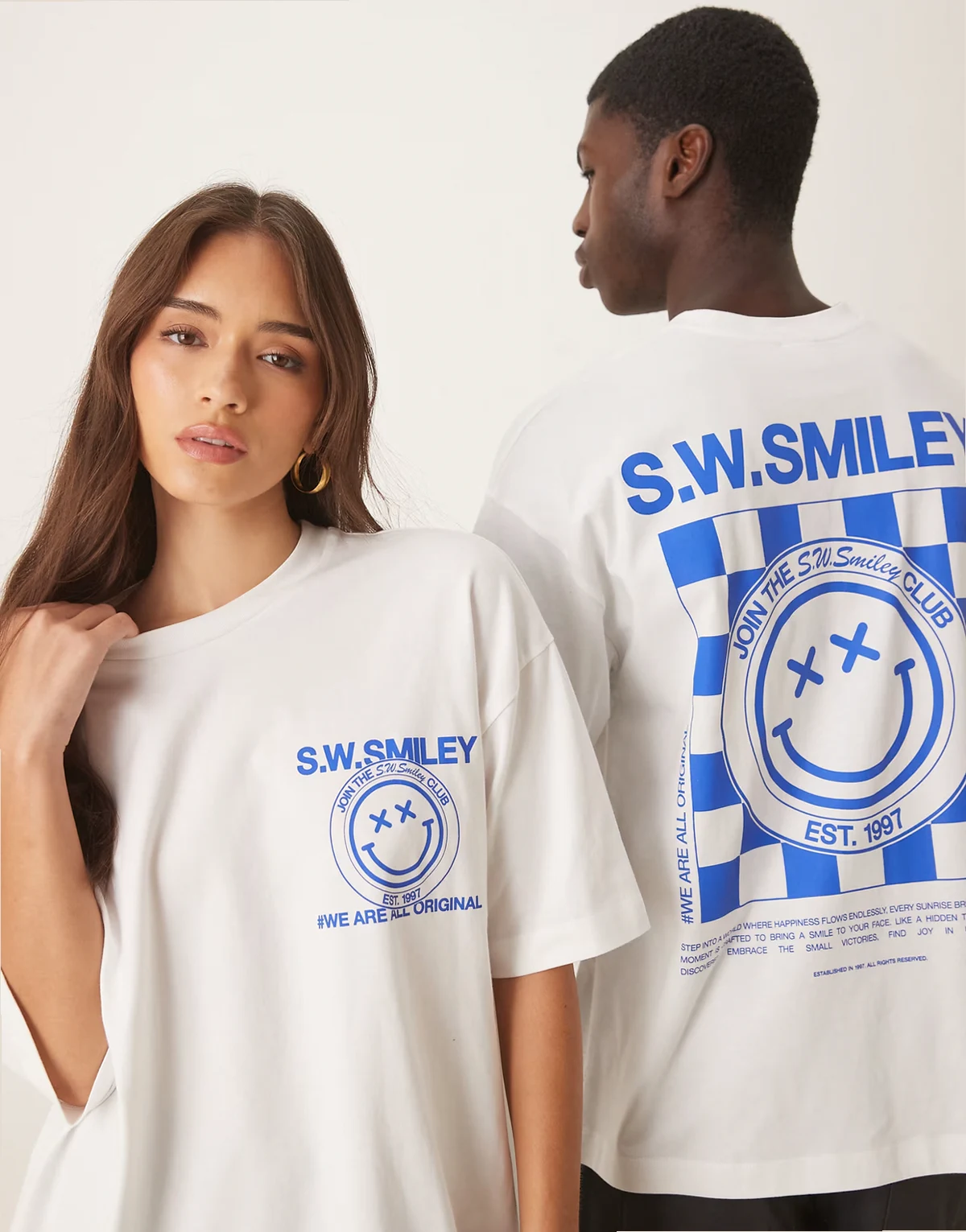 – Biały T-shirt unisex o kroju z nadrukiem Smiley