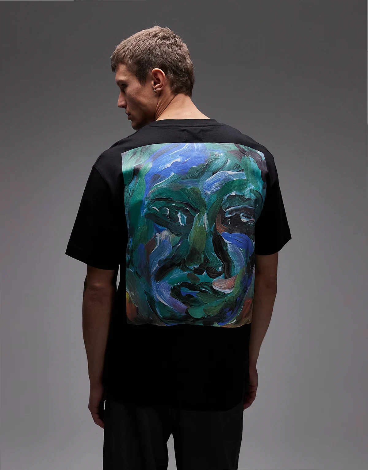 – Czarny, luźny T-shirt z grafiką z twarzą z przodu i na plecach