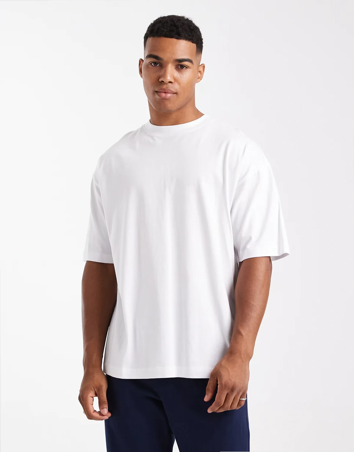 – Biały T-shirt oversize z rękawami do łokci