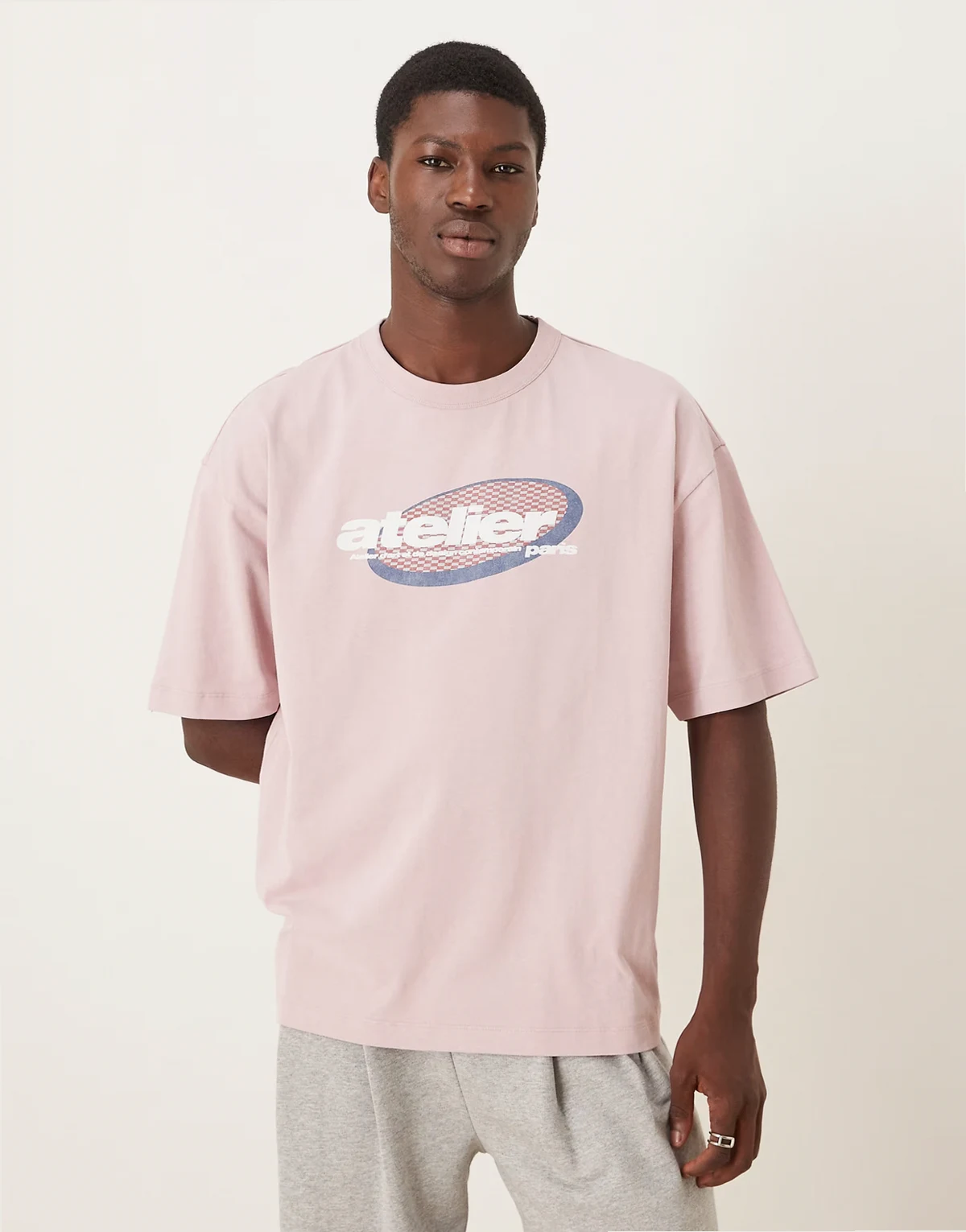 – Różowy gruby T-shirt oversize z efektem sprania i grafiką z napisem