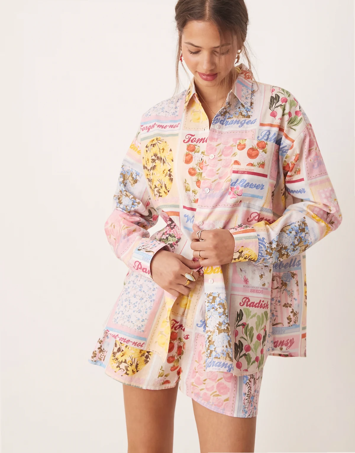 – Koszula oversize z pocztówkowym wzorem