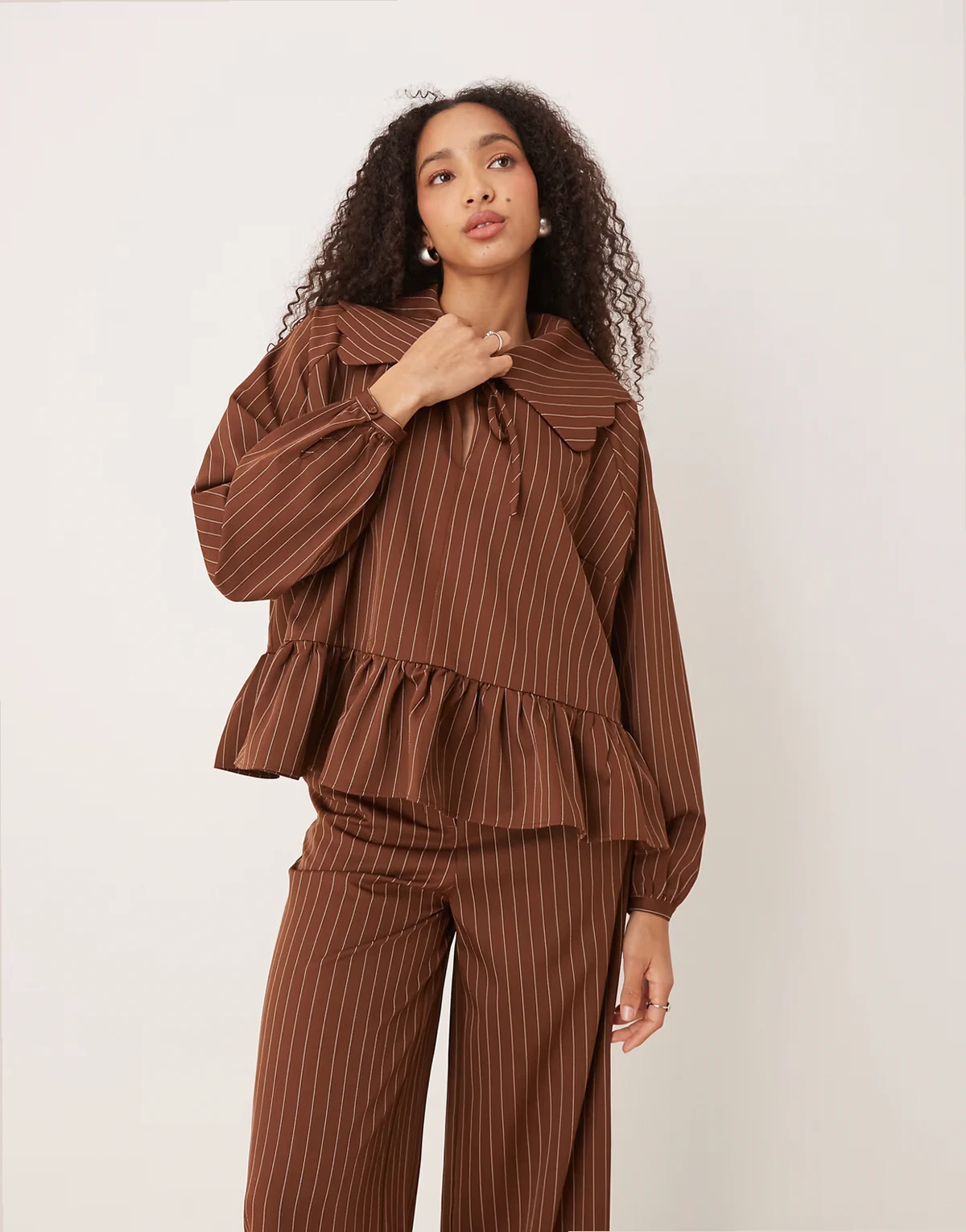 – Bluse in gestreiftem Braun mit Puffärmeln und Schößchensaum, Kombiteil