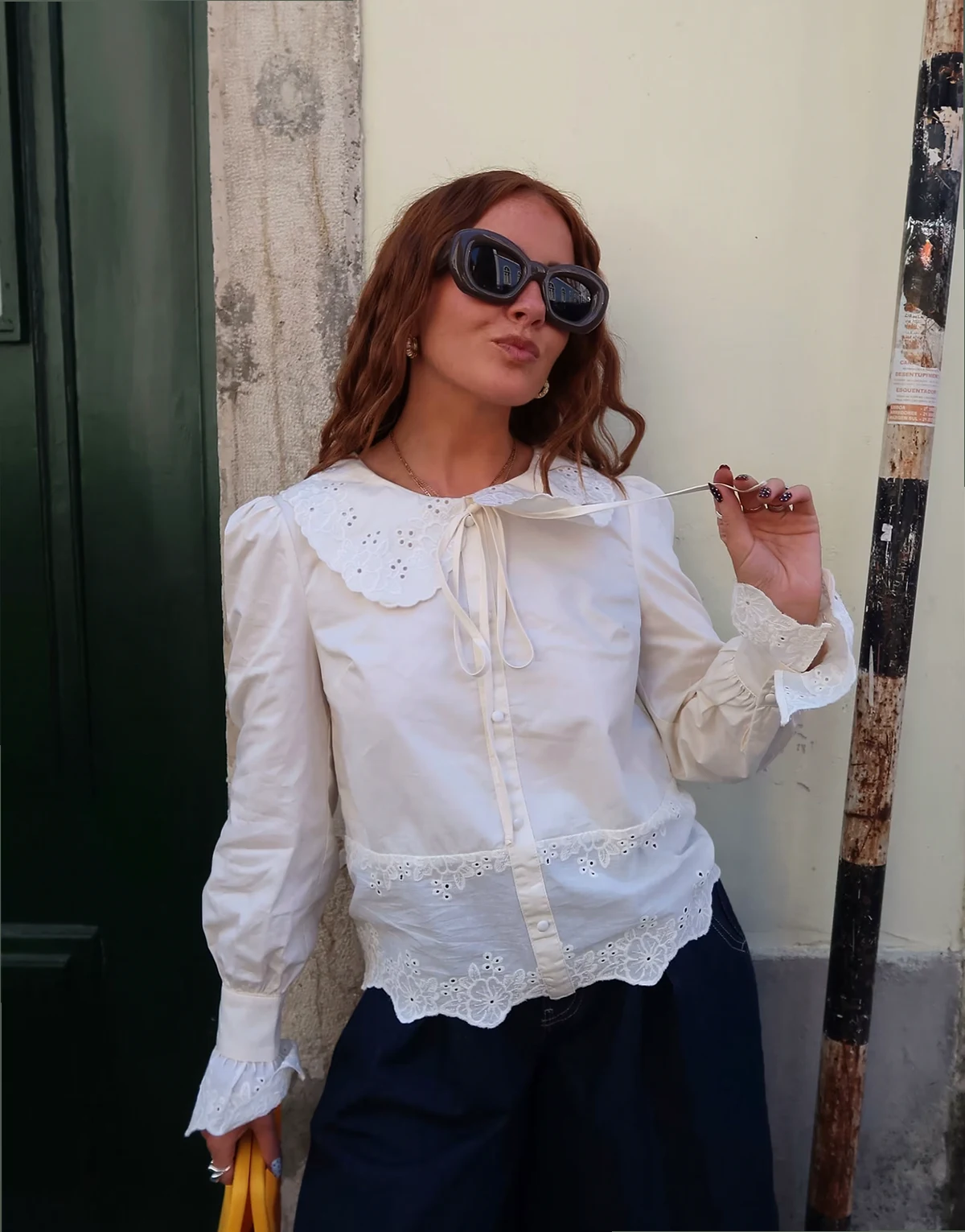 x Rebecca Olivia – Kremowa bluzka wykończona koronką