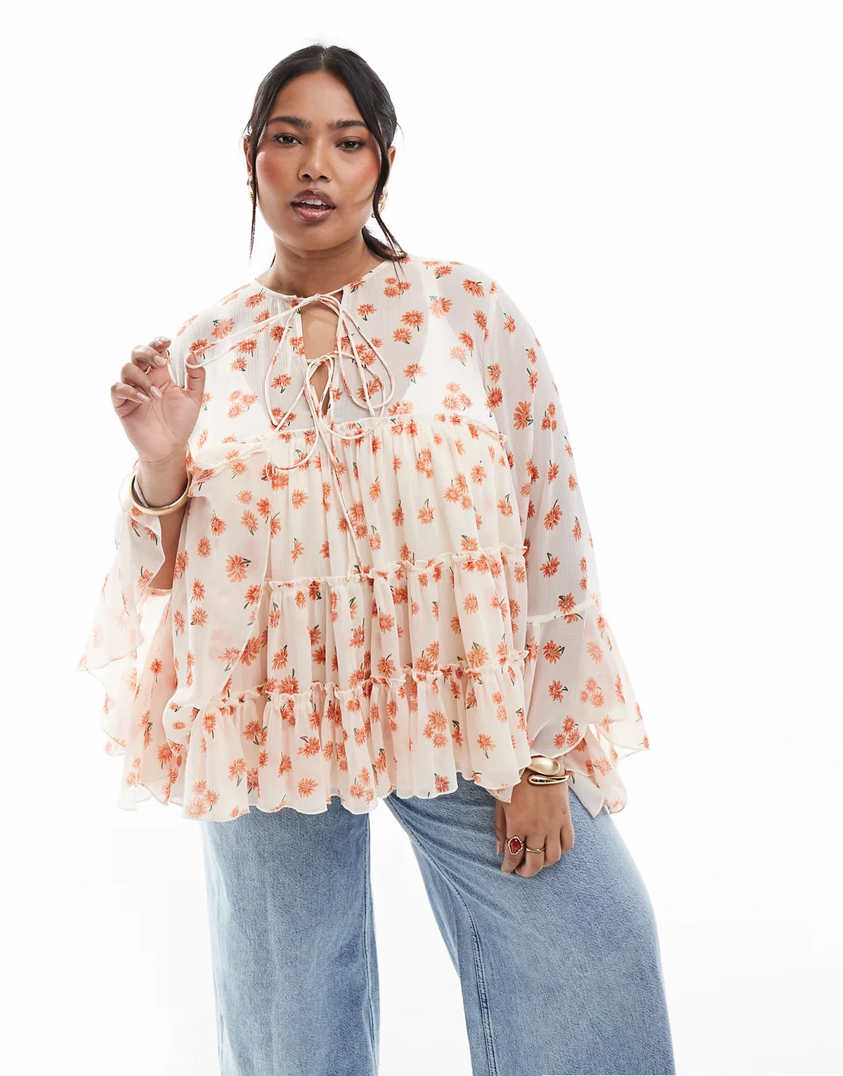 ASOS DESIGN Curve – Gestufte Bluse mit Bindedetail vorne, Rüschen-Manschetten und Blumen-Print