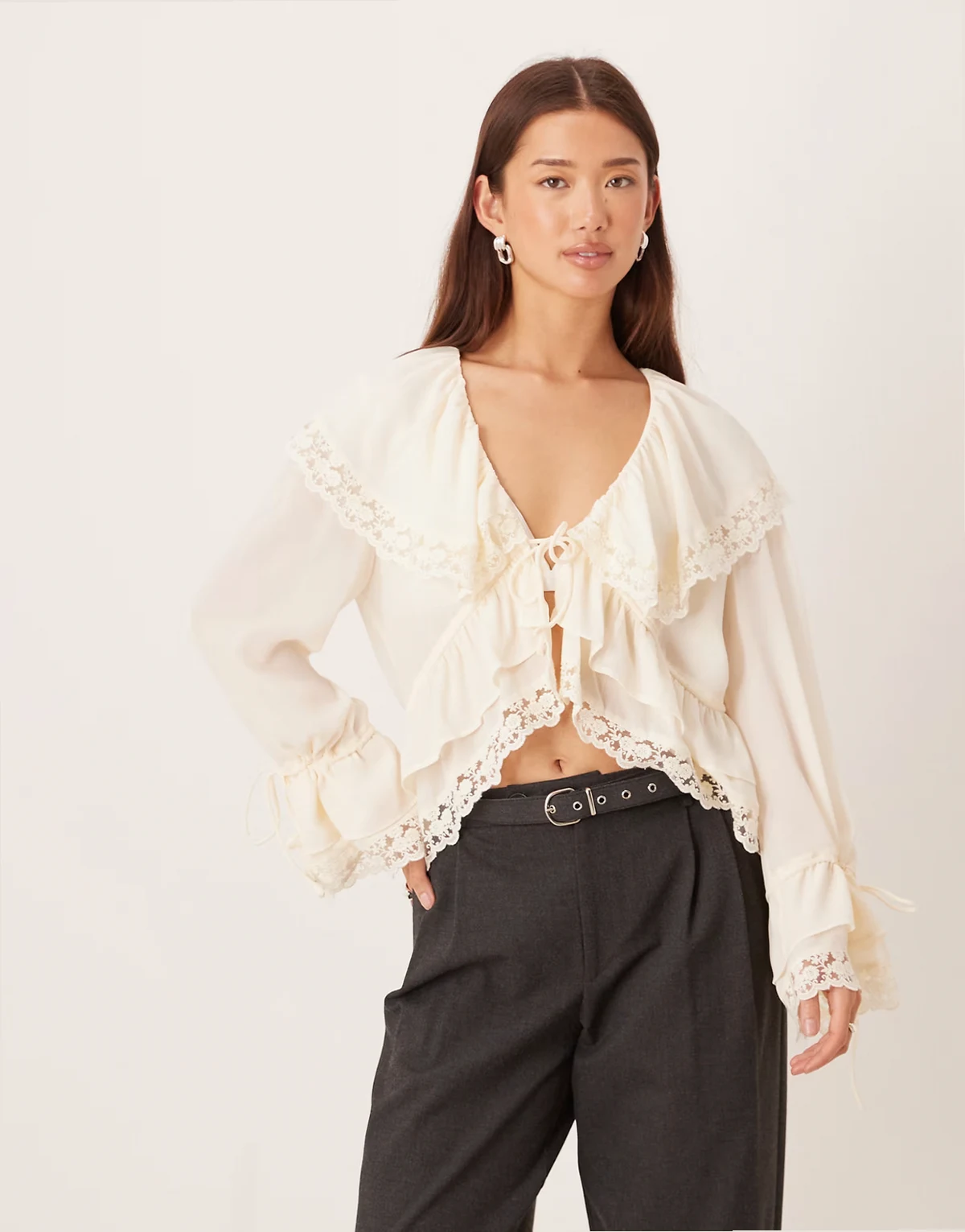 – Boho-Bluse in Birken-Cremeweiß mit Spitzenborte und Rüschen