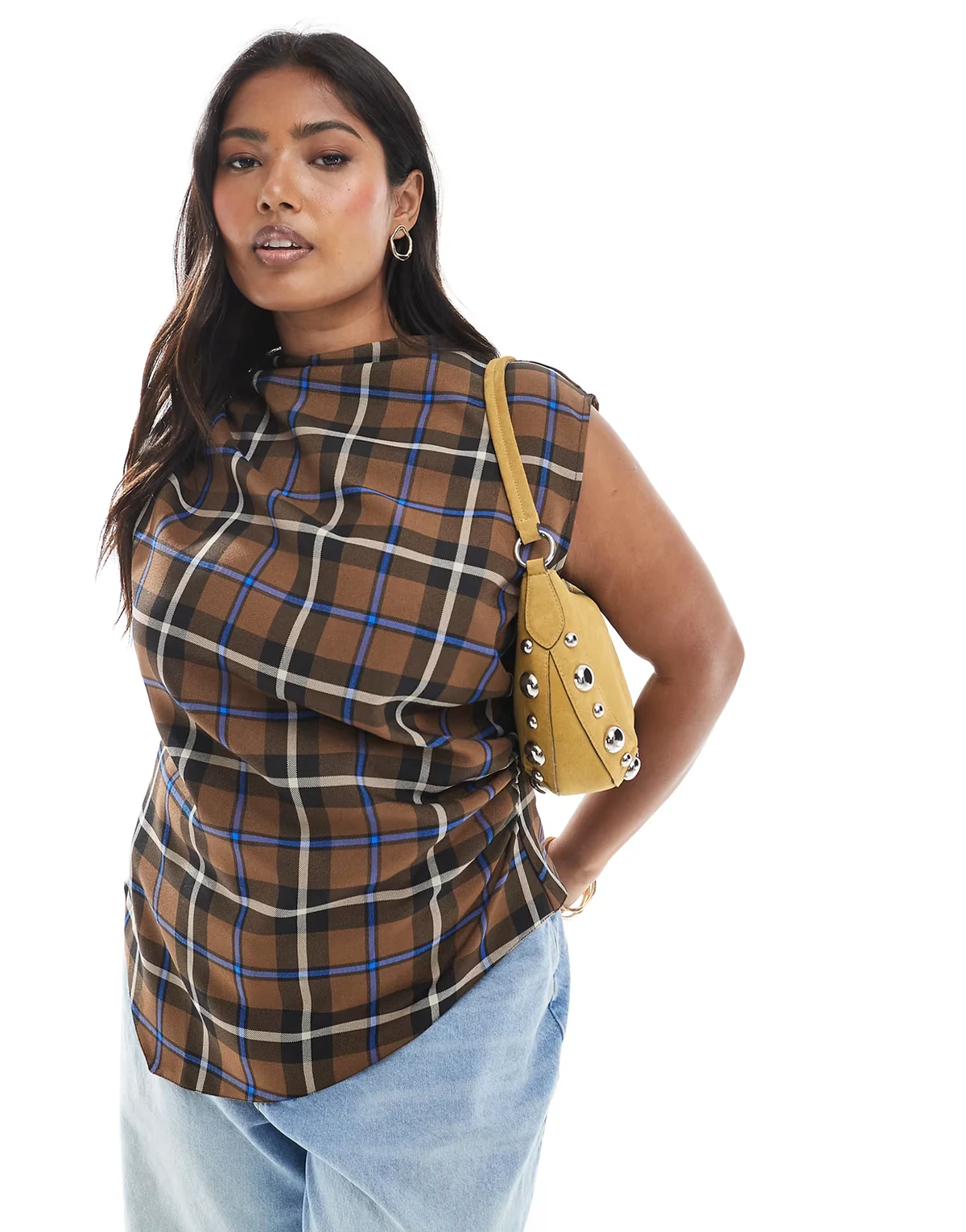 ASOS DESIGN Curve – Hochgeschlossenes, ärmelloses und kariertes Oberteil in Braun mit gerafftem Detail