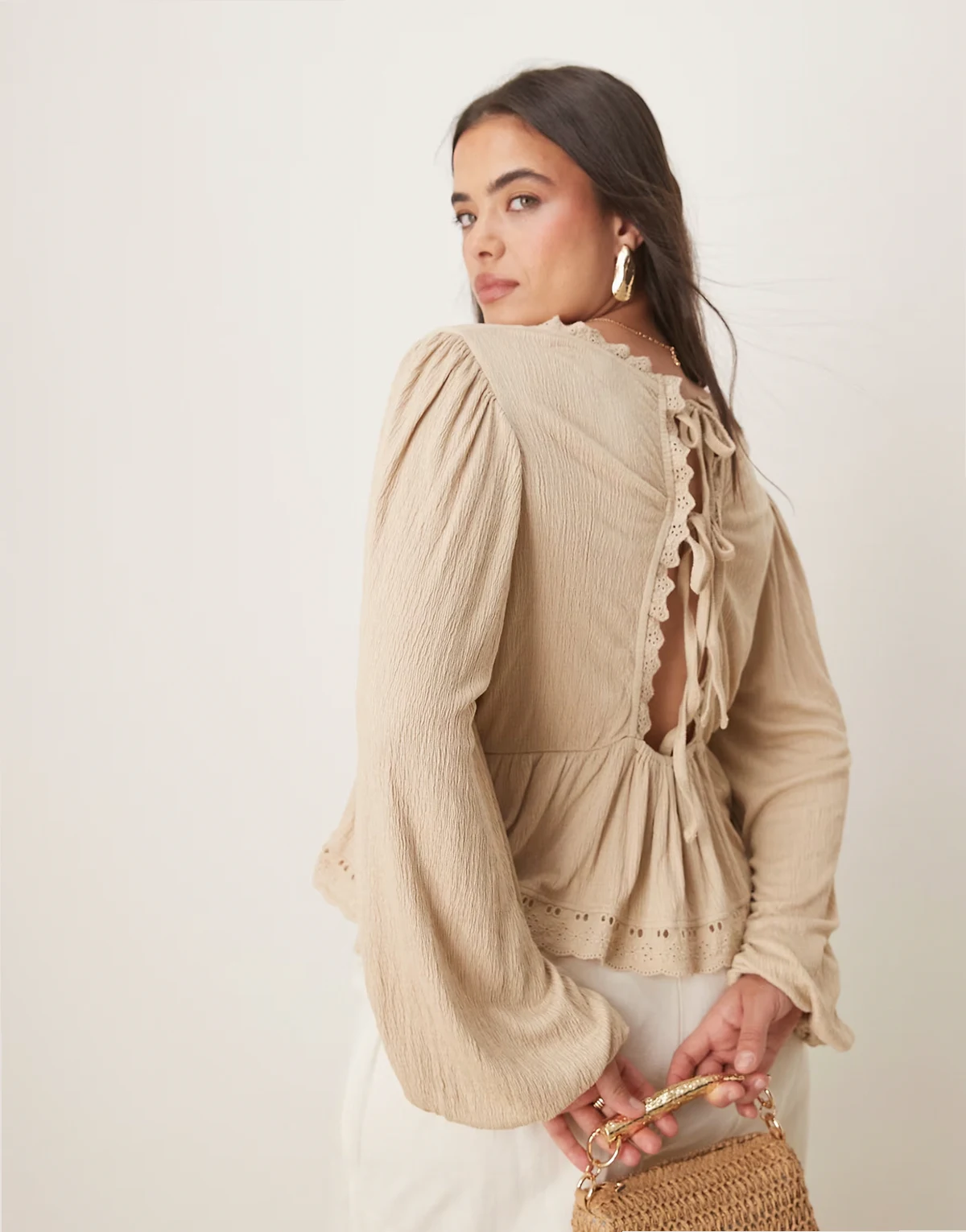 ASOS DESIGN Curve – Langärmliges Oberteil in Stein mit Bindedetail hinten, besticktem Saum und Knitterstruktur