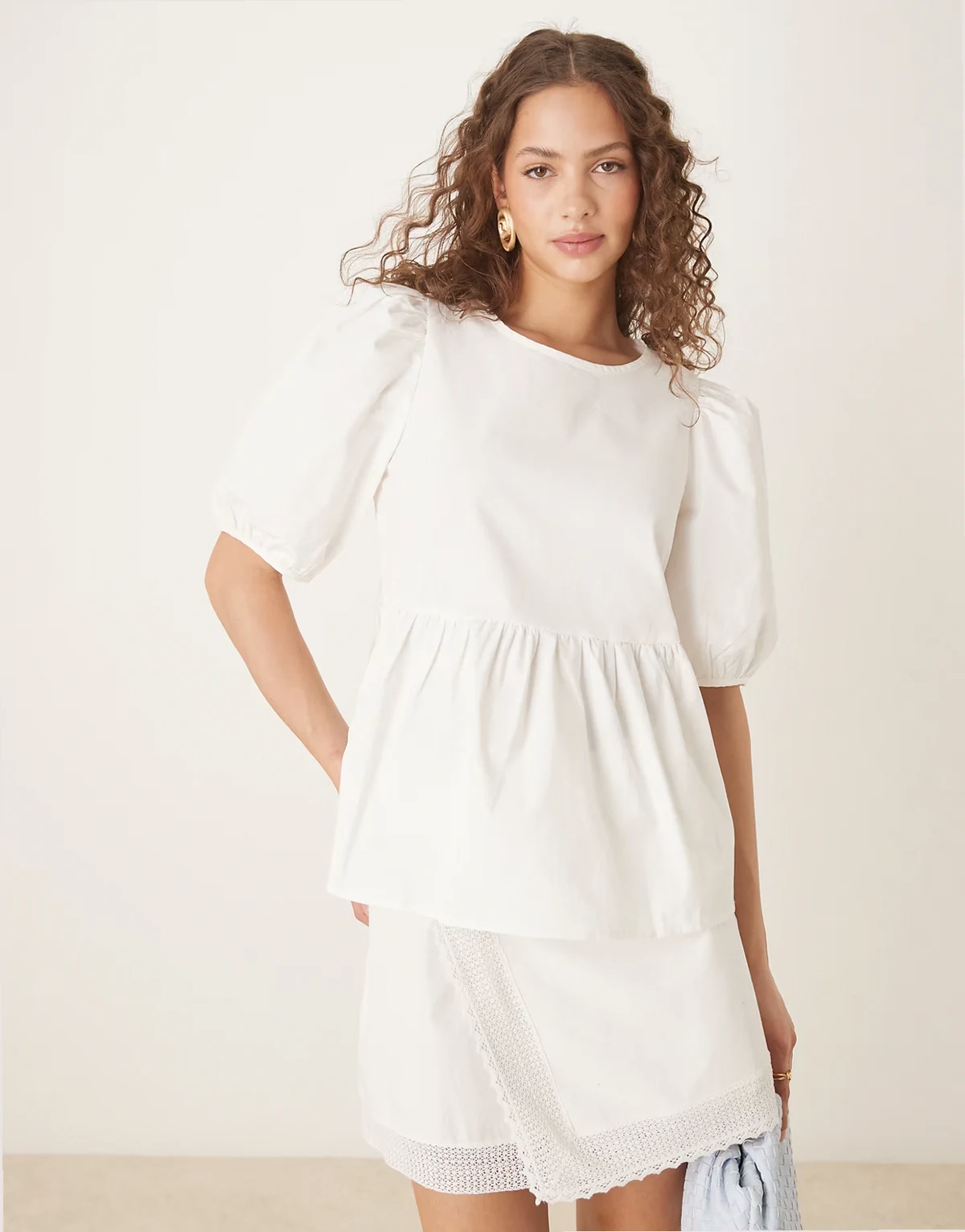 – Biały top z bufkami z bawełnianej popeliny