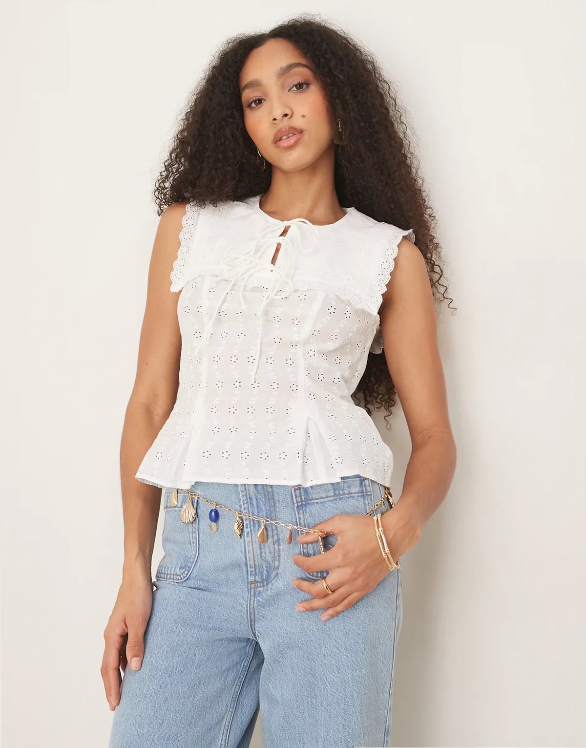 – Bella – Weiße Bluse mit eckigem Kragendetail