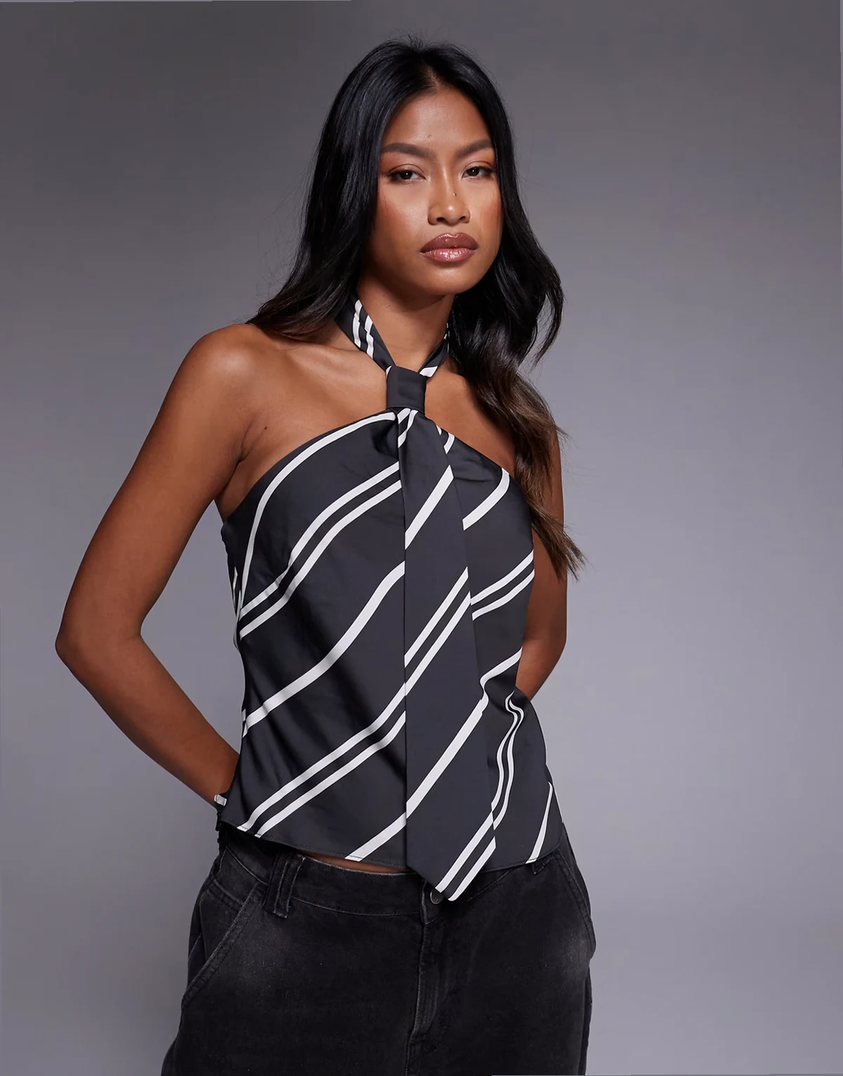 – Top w paski z dekoltem typu halter z krawatem